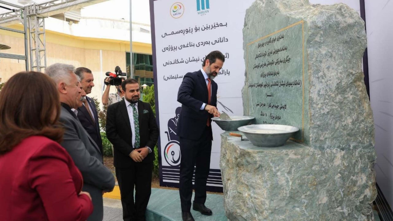 قوباد طالباني يضع الحجر الأساس لأكاديمية بارا الأولمبية في السليمانية
